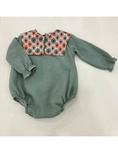 PELELE VERDE CON BABEROLA DE ESTAMPADOS DE COLORES